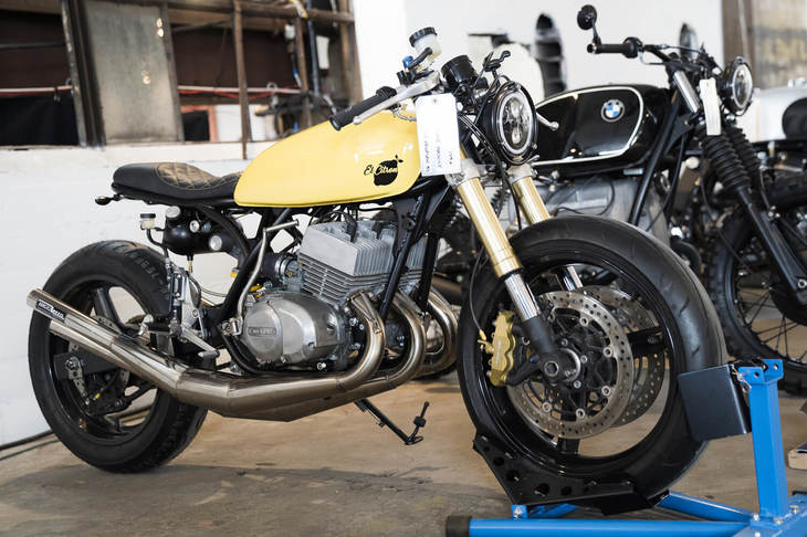 「H2」の愛称で知られる、1970年代カワサキの2ストローク3気筒マシン「750SS」をベースに、セパレートハンドルを採用してカフェスタイルにカスタム。リアのモノショック化など、大胆に手が入れられている