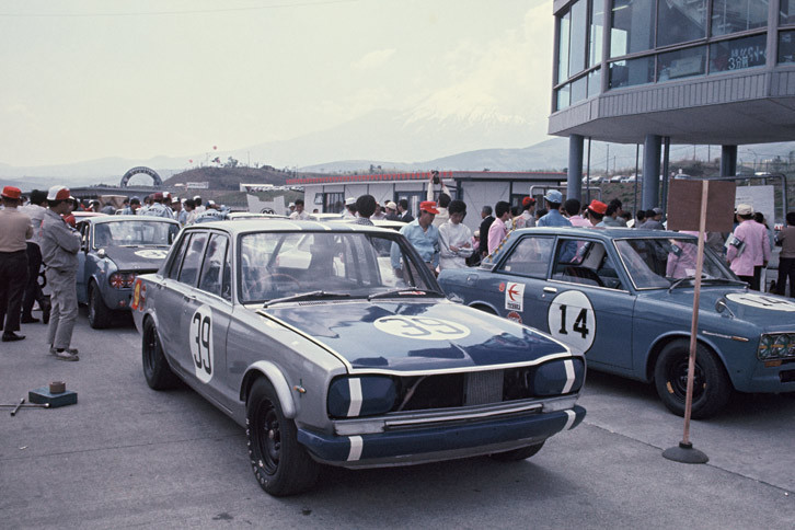 「GT-R」のデビュー戦となった1969年のJAFグランプリの様子。39号車をドライブする篠原孝道が優勝を果たし、これが記念すべきGT-Rの初勝利となった。