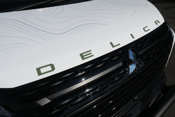 三菱デリカD：5 SNOW SURVIVOR（「DELICA」ロゴ）