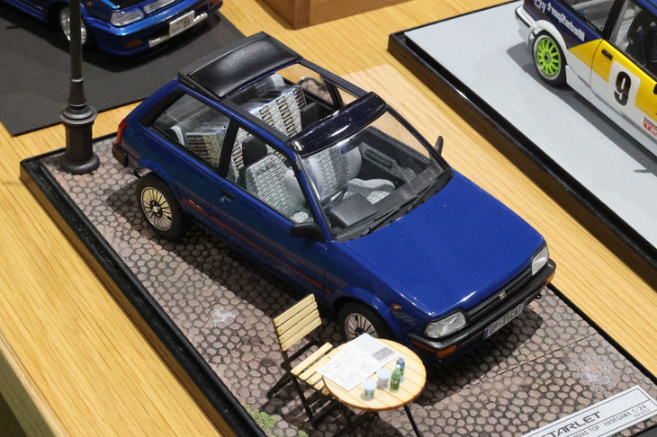 ハセガワの1/24「トヨタ・スターレット1300Si」（EP71）をベースに、量販グレード「ソレイユ」のキャンバストップ仕様にモディファイ。シート地など芸が細かく、よく見ると後席にキットが山積みになっている！