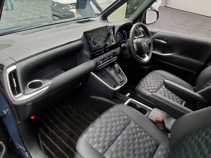 トヨタ・ヴォクシーS-Z＜7人乗り／ハイブリッド車＞（助手席側から見たインテリア）