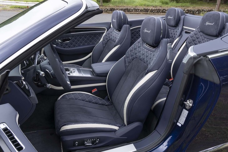 シート表皮はダイヤモンドステッチ入りのレザーとアルカンターラのコンビ仕立て。下部の樹脂部分のカラーリングもきちんとネイビー系でそろえられている。