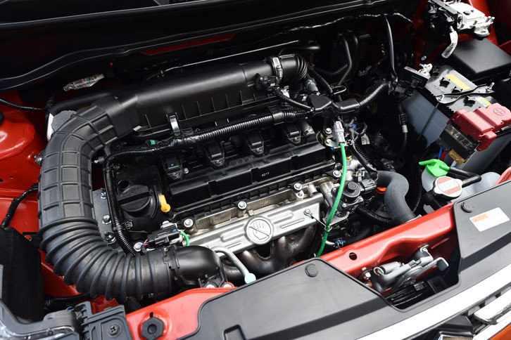 1気筒につき2本のインジェクターを備えたデュアルジェット方式の「K12C」型1.2リッター直4 DOHCエンジンを搭載している。