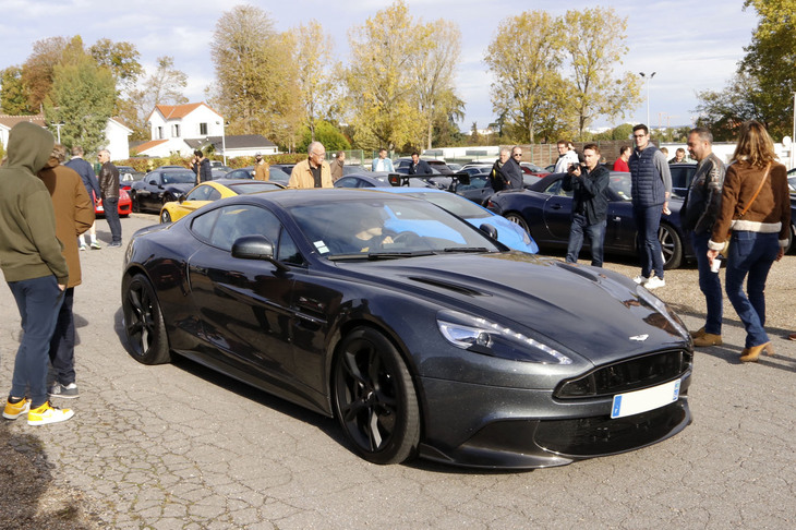 午前10時過ぎ、次々と来場車が現れた。これは2代目「アストンマーティン・ヴァンキッシュ」。