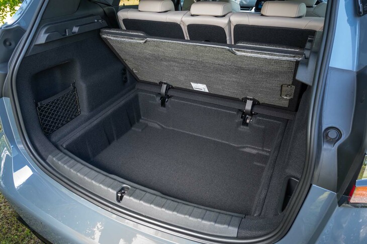 「218i」の荷室の床下には大きなサブスペースがある。床板は2つ折りにしてはね上げ、固定できるのがスマートだ。