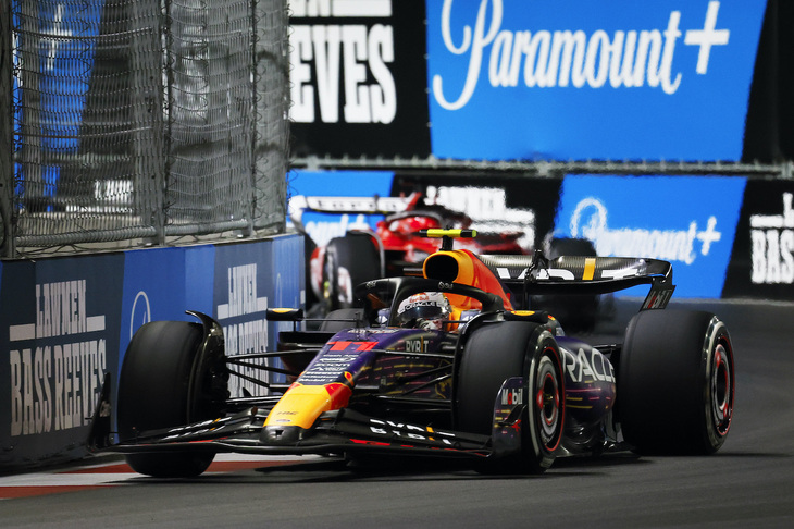 レッドブルのペレス（写真）は3位でゴールした。予選では、周回を重ねるたびに路面のコンディションが良化する“トラックエボリューション”を甘く見たか、Q2のアタックを早々に終えてしまったことでライバルに先を越され12位、サインツJr.の降格ペナルティーにより11番グリッドと中団に埋もれてしまった。スタートでは前方のクラッシュに巻き込まれ、修復とタイヤ交換のためにピットインを余儀なくされたものの、その後のセーフティーカーにより上位に駒を進め、一時はトップを走行。ルクレールとの激戦を制し、フェルスタッペンに次ぐ2位でチェッカードフラッグ目前に迫ったものの、最終ラップでフェラーリに抜かれてしまった。それでもペレスはチャンピオンシップ2位を確定することができ、レッドブル初の選手権1-2を決めたのは大きな成果。2戦連続でポディウムを争う戦いも見せることができ、スランプから脱したかのような印象を与えた。（Photo=Getty Images / Red Bull Content Pool）