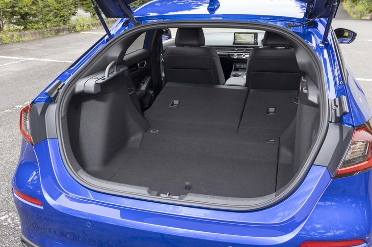 40：60分割の後席の背もたれをすべて倒したところ。荷室の床面との間はおおむねフラットになる。