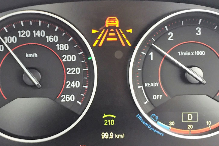 「BMW 320d」のメーター表示。ACCを210km/hにセットしてある状態。