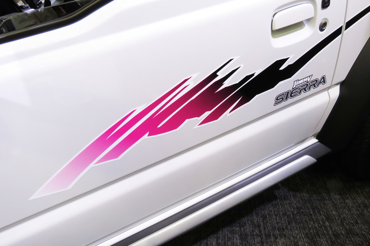 ボディーサイドを飾るデカールは、JA時代に設定された特別仕様車をモチーフにしたものだとか。