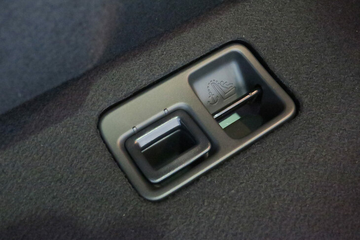 荷室側からリアシートをスライドさせるは、写真の四角いハンドルを引っ張ってロックを解除する。