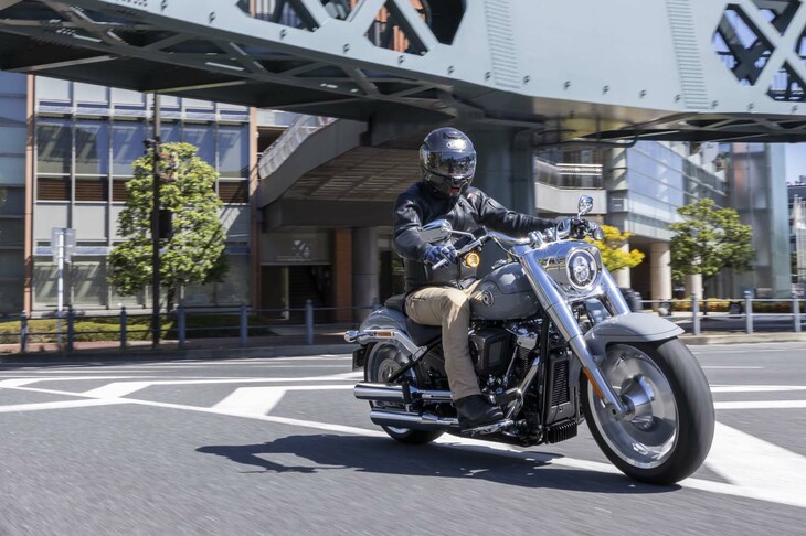 新エンジンの採用に加え、リアサスペンションにも快適性と操縦安定性を向上するべく改良が加えられた。