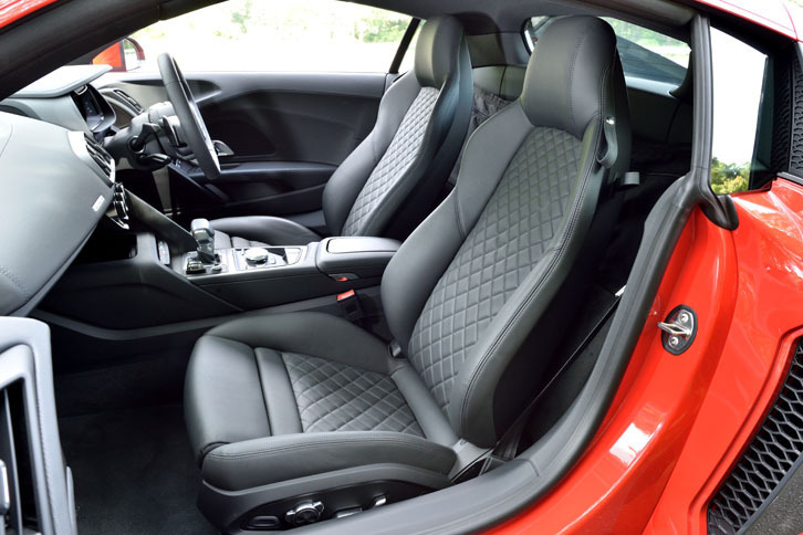 ダイヤモンドステッチ入りのスポーツシート（写真）はオプション。