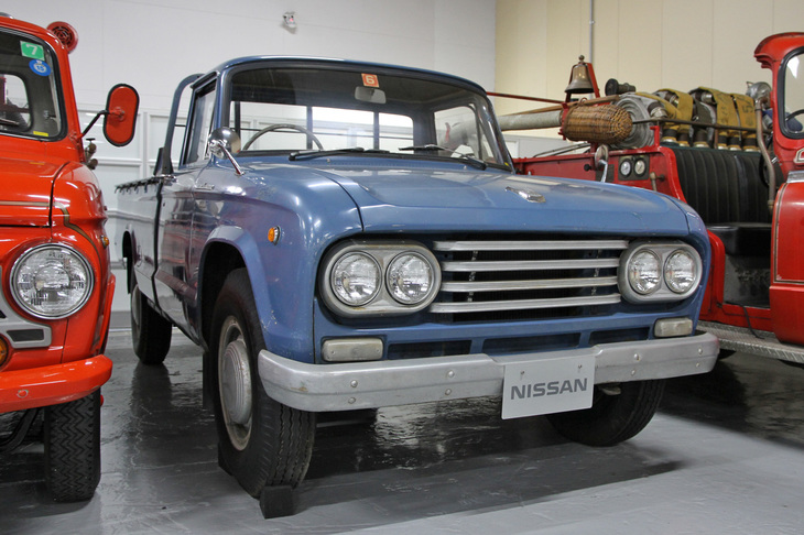 1967年「日産ジュニア」。通称「ダットラ」こと小型の「ダットサン・トラック」と大型トラックの間を埋める、1.5t〜2t積みのボンネットトラックとして1956年に誕生したジュニア。これは1961年に登場した2代目の、後期型（41型）の2t積み標準タイプで、2リッター直4 OHVエンジンを搭載する。