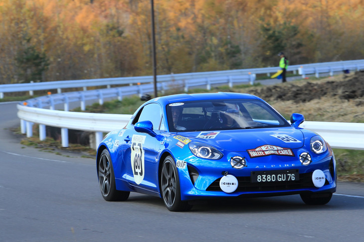 復活を果たしたスポーツカーブランド、アルピーヌのミドシップスポーツカー「アルピーヌA110」（2018年）。軽量なアルミボディーに1.8リッター直4ターボエンジンを搭載している。