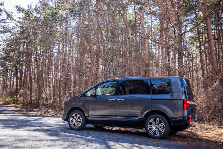 富士山麓の林道にたたずむ「デリカD：5」。試乗車のパワートレインは最高出力145PS、最大トルク380N・mの2.3リッター直4ディーゼルターボに8段ATの組み合わせ。電子制御オンデマンド4WDが採用されている。