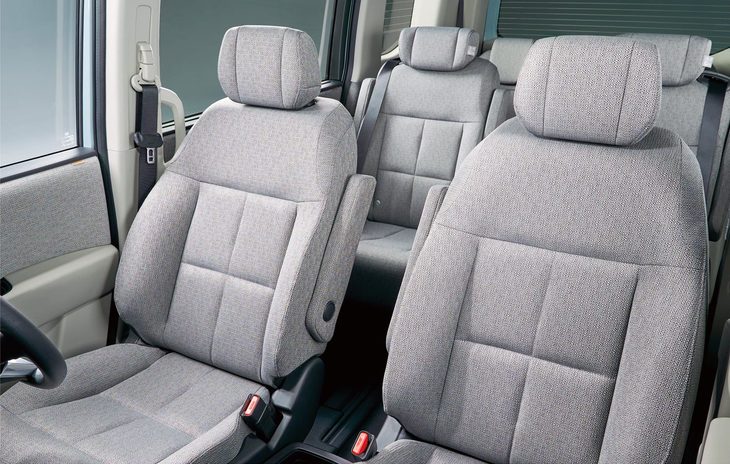 カジュアルな雰囲気のメランジのシート表皮。ソファのようなふっくらとしたキルティングが施されている。