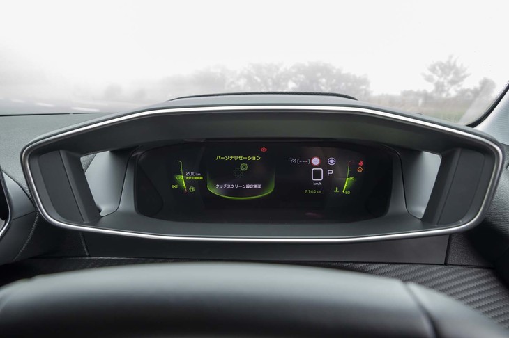 メーターパネルは遠近2層式で、立体的な表示が新鮮。ただ、メーターナセルの側方にスリットがあるため、外光が差し込んでパネルが見えにくくなることも。