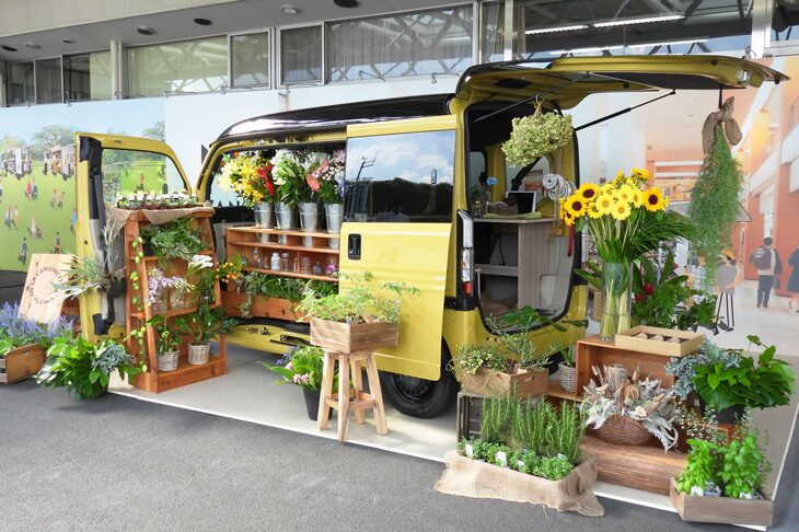 取材会の会場に展示された、移動フラワーショップ仕様の「N-VAN e：」。この日のために、本物のフラワーショップにアレンジしてもらったという。