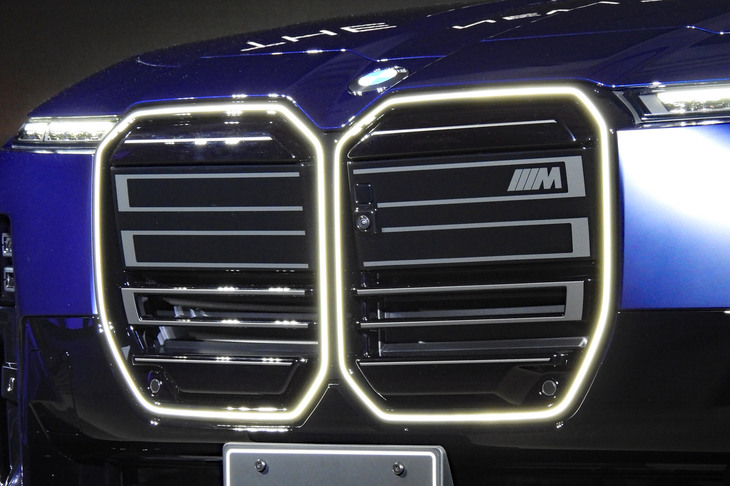 BMW i7 M70 xDrive（キドニーグリル）