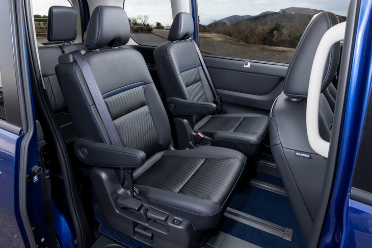 「AUTECHスポーツスペック」は2列目シートがキャプテンシートの7人乗りのみの設定。左右ともシートヒーターが備わっている。