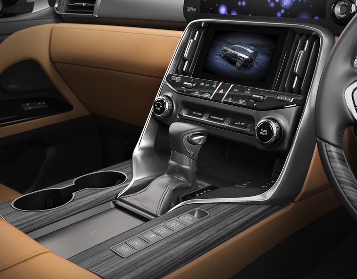 センターコンソールのスイッチ類は、目視しなくても指先の感触だけで直感的に操作できるデザインが採用されている。