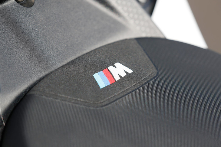 これまでBMWでは、二輪の高性能仕様に「HP」という名称を用いてきたが、これからは四輪にならい、“M”に由来する名称に変更するという。