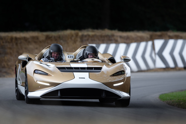 元インディカーレースのチャンピオンであり、F1テストドライバーでもあったケニー・ブラックがドライブする「マクラーレン・エルヴァ」。ケニーは現在、マクラーレン・オートモーティブのチーフテストドライバーを務めている。