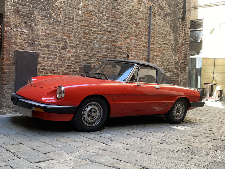 「アルファ・ロメオ・スパイダー1.6」。2021年5月にシエナで撮影。