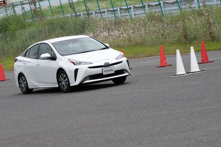 アクセルとブレーキの踏み間違いによるクルマの暴走を防ぐ「急アクセル時加速抑制機能」。まずは「トヨタ・プリウス／プリウスPHV」の一部改良モデルに採用される。