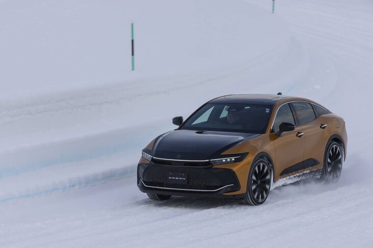 かなり滑りやすい路面のはずなのだが、内側の雪壁にぴたりと沿うように走れる。