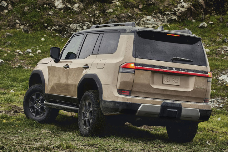 「GX550“オーバートレイル＋”」のボディーサイズは全長×全幅×全高＝4970×2000×1925mm、ホイールベースは2850mm。“オーバートレイル＋”は、本格オフローダーとしての機能やデザインを追求したというモデルで、標準仕様よりも20mmワイドなトレッドや18インチホイール、ブラックのアーチモールとミラーカバーなどが特徴となる。