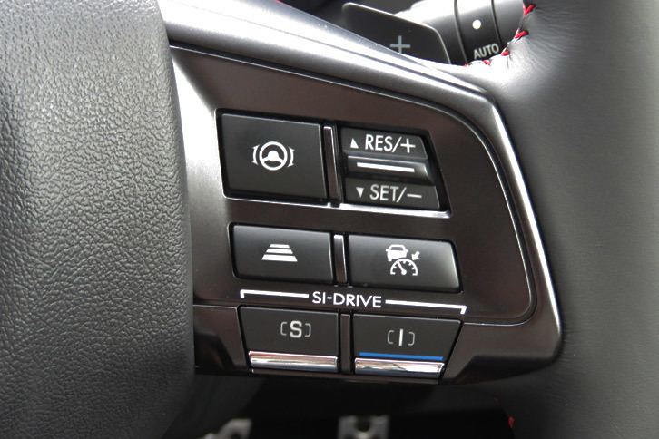 ステアリングホイールのスポーク部分に設けられた「アイサイト・ツーリングアシスト」の操作スイッチ。左上に位置するのが、操舵支援機能のボタンである。