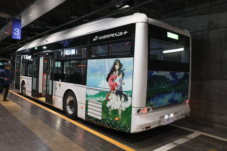 この車両には映画『おおかみこどもの雨と雪』のラッピングが施されるが、立山黒部の絶景が描かれる車両もある。