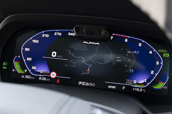 メーターパネルの表示もアルピナ独自の仕立て。中央に「ALPINA」ロゴが表示され、盤面全体のトーンもブルーとグリーンが主体となっている。
