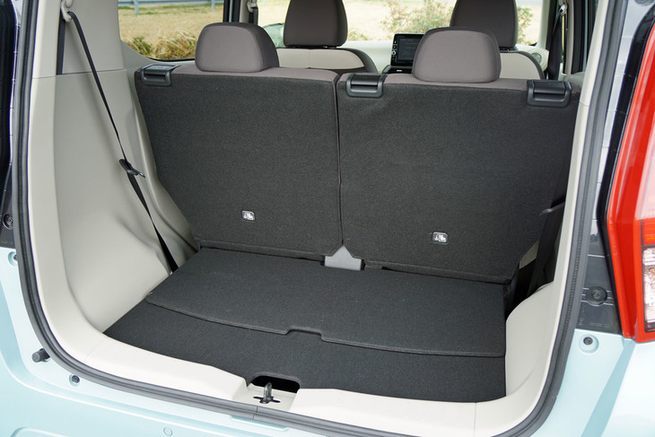 荷室の奥行きはリアシートを一番後ろに下げた状態で385mm。荷室側からでもシートをスライド／リクライニングさせることができる。