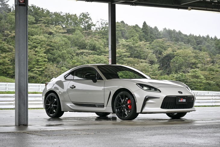 トヨタGR86 RZ“40th Anniversary limited”（フロントビュー）