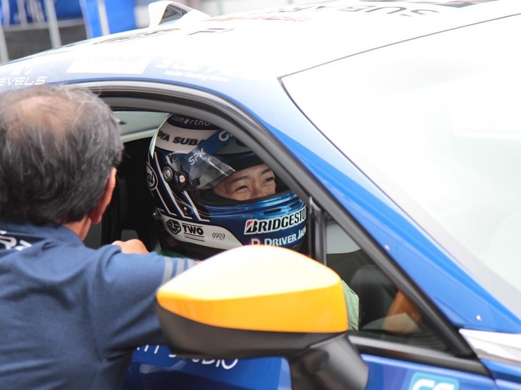 次はクラブマンシリーズ エキスパートクラスの専有走行です。私の結果は26位。走行前に雨が降り、マシンとタイヤの内圧を雨コンディションのセッティングにして走行したところ、完全にねらいを外してしまいました。前大会のオートポリスもそうでしたが、雨が降った時のセット変更で迷ってしまうことが多く、今回も間違った方向に進んでしまいました。この経験から学んだことを生かし、もっと勉強して、今後の力に変えていきます。