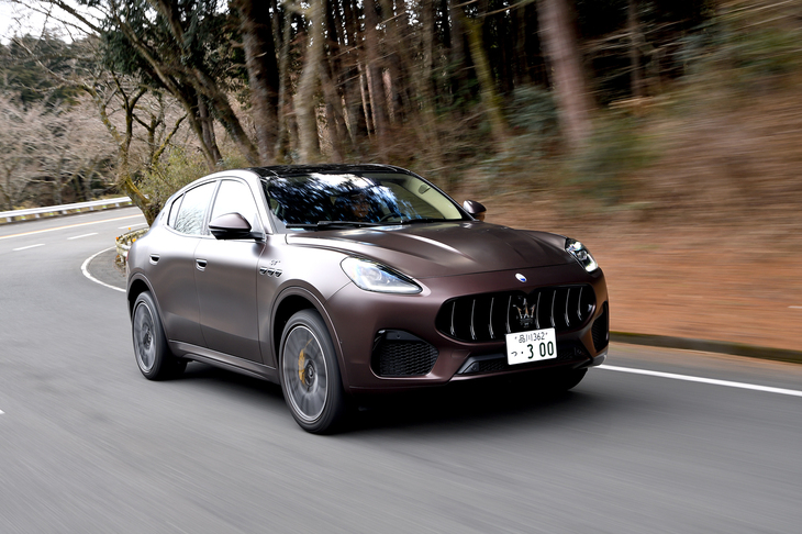 足まわりはフロントがダブルウイッシュボーンでリアがマルチリンク。エアサスはLSD、スポーツペダルとセットのオプション（試乗車には装着済み）。