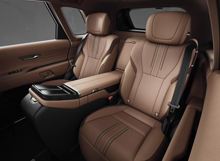 リアシートはフルリクライニングが可能。左右セパレート式で、「センチュリー」の乗員は4人となる。