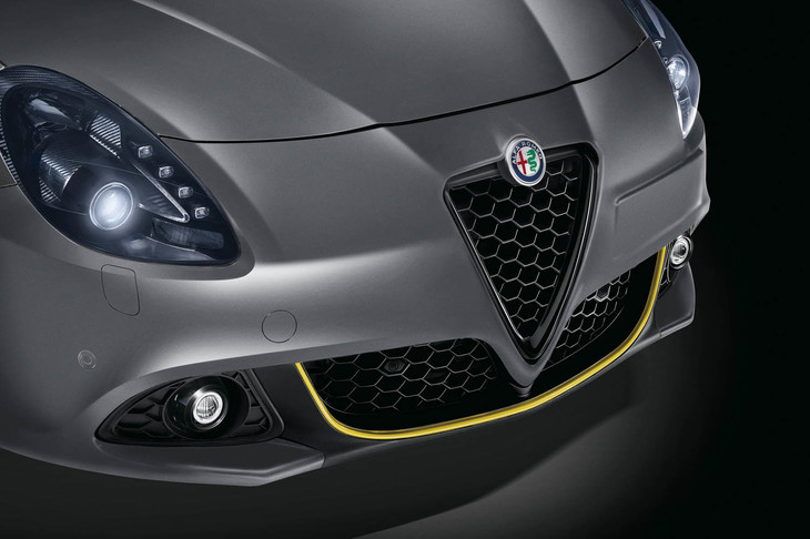 フロントグリルにイエローのアクセントカラーを採用。