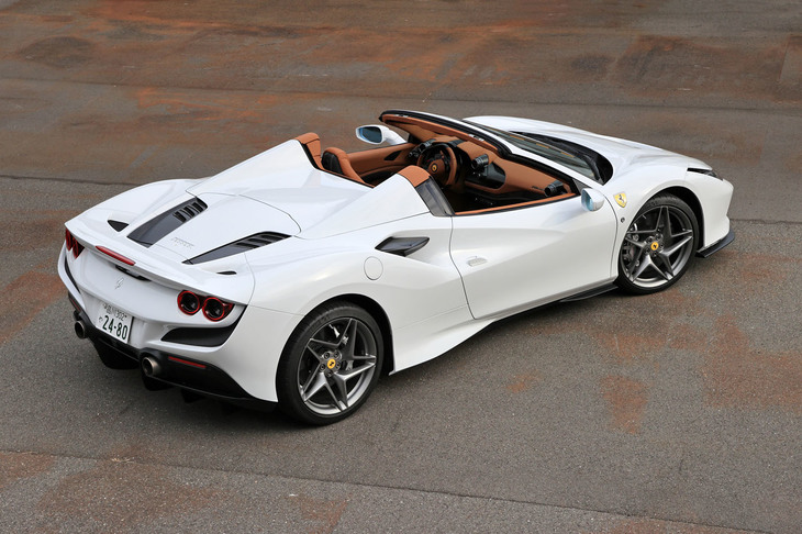 「F8スパイダー」は、フェラーリ最新のV8ミドシップモデル「F8トリブート」のオープントップ版にあたる。クーペより7カ月遅れの、2019年9月に発表された。