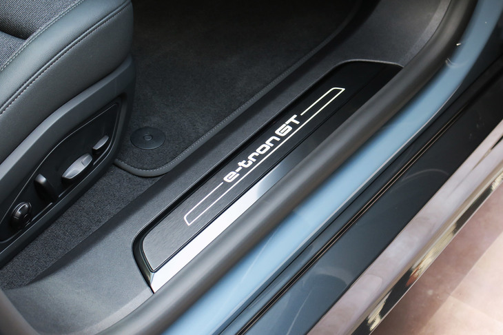 アウディe-tron GTクワトロ（サイドシル）