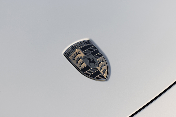 派手なエアロデバイスなどで差異化を図っている他のモデルと比べると、「マカン」の「ターボ」モデルの意匠は控えめ。それでも「Turbo」ロゴや専用のエンブレムなどで、それと分かるようになっている。