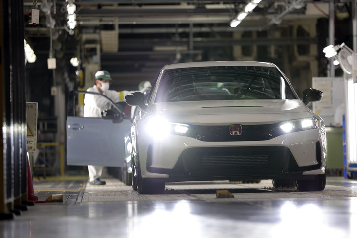 通常の検査をクリアした「シビック タイプR」は、専用の実走行テストを経てようやく出荷となる。現状の納車待ちが公式には“半年以上”、実際には年単位ともいわれるタイプR。寄居工場ではフルスロットルで生産が続けられている。