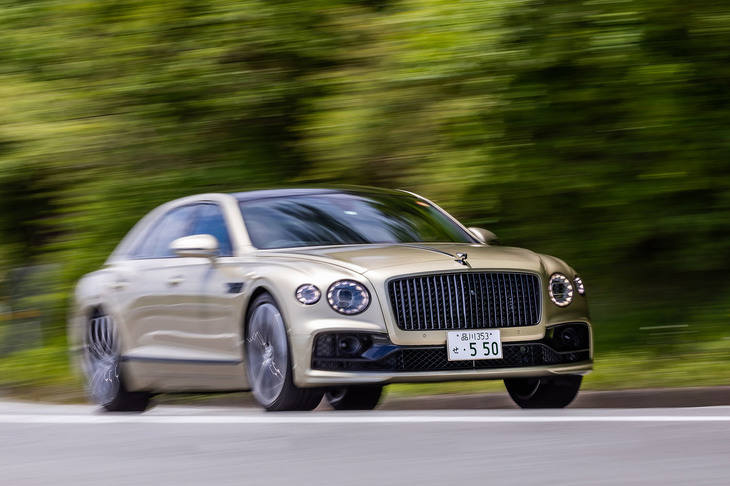 駆動方式は4WDのみの設定。エンジンの低負荷時（発生トルクが235N・m未満でエンジン回転数が3000rpm未満の場合）には、8気筒のうち4気筒がストップする気筒休止システムが作動し、燃費向上に貢献するという。