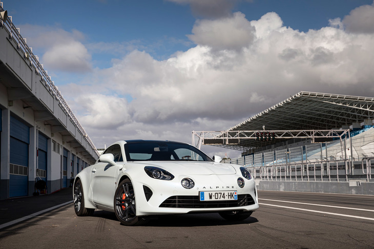 試乗はポルトガルの首都、リスボンの郊外に位置するエストリルサーキットと、その付近のワインディングロードで行われた。