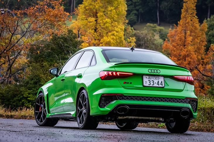 「RS 3セダン」のボディーサイズは全長×全幅×全高＝4540×1850×1410mm、ホイールベースは2630mmで、車重は1600kgと発表されている。今回の試乗車は「キャラミグリーン」の外板色をまとっていた。