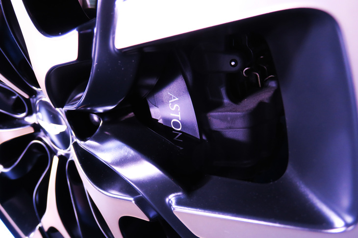 アストンマーティンDBX（ブレーキキャリパー）