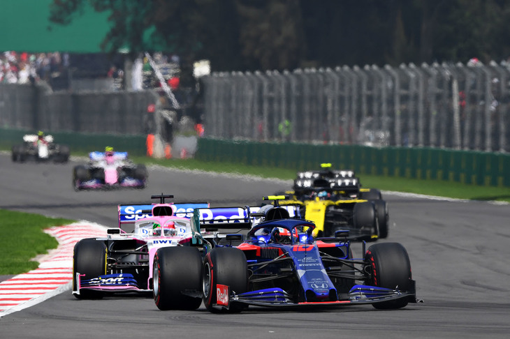 トロロッソは2台そろってQ3に進出し、ダニール・クビアトが予選9位、この週末体調不良に悩まされたピエール・ガスリー（写真前）10位と好位置を獲得。レースでもクビアト9位、ガスリー10位とそのままの順位をキープしてゴールできたものの、終盤にクビアトとヒュルケンベルグが接触。その責任を問われてクビアトに10秒のペナルティーが加算されたことでクビアトは11位に転落、惜しくもダブル入賞を逃した。今シーズンも残り3戦、コンストラクターズランキング6位のトロロッソは、7位レーシングポイントに同点で並ばれてしまった。（Photo=Toro Rosso）