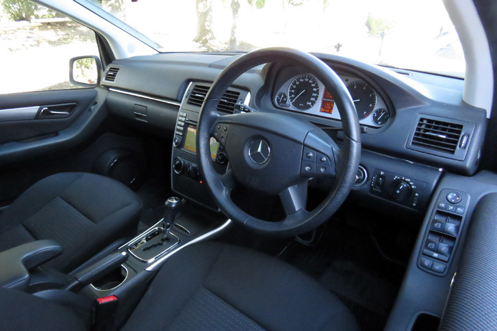 空調はもちろんのこと、リモコンキーに電動ドアミラーと、電装品にも動きのアヤしいものはない。唯一、インフォテインメントシステムがお陀仏（だぶつ）だったのが残念で仕方ない。ナビやコネクテッド機能はどうでもいいけど、オーディオが使えないのが苦しかった。ブルース！ ブルース！（山口 隆風に）